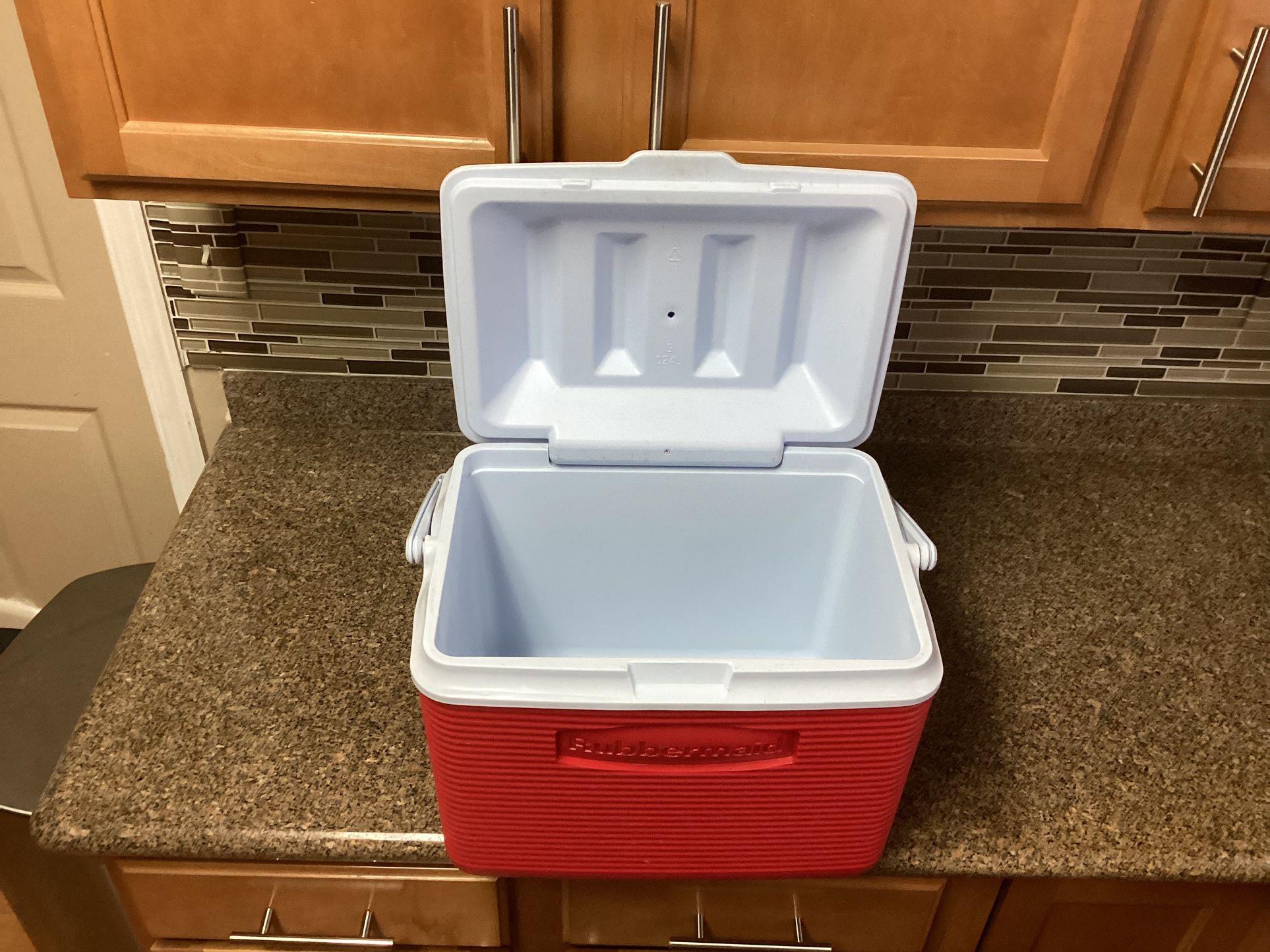 Rubbermaid 48 Quart Hard Sided Cooler, Red for Sale in Holland, MI - OfferUp