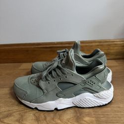 Womens Nike Huaraches 7.5