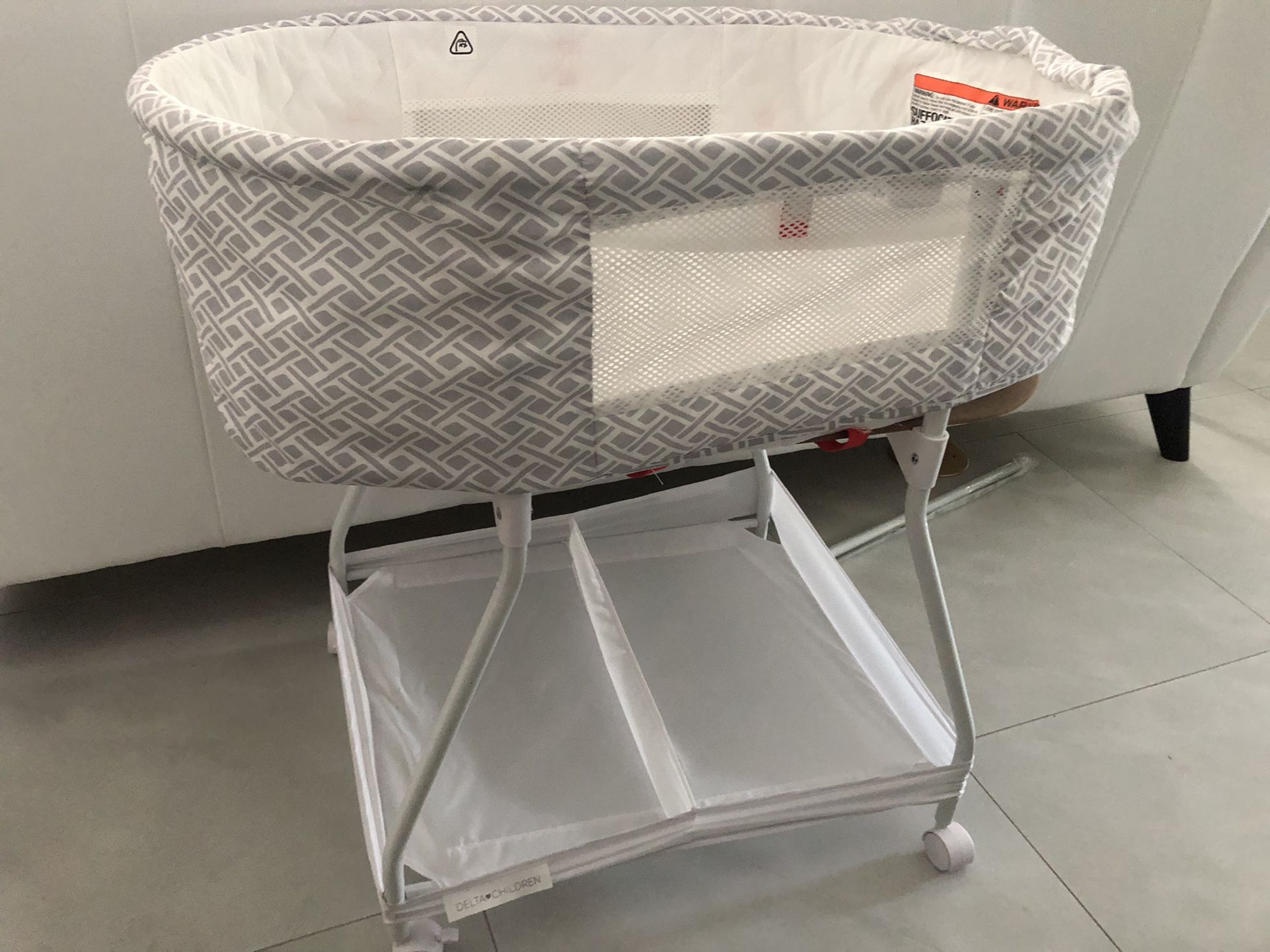 Delta children Baby bassinet. Bed. Excellent condition. Smoke-free pet free home. Pick up in Jupiter