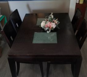 Dining Table W/ Leaf Insert Needs New Home!