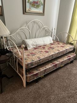 Double mattress daybed