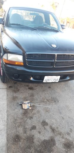 Dodge dakota 98 4 cilindros 5 velocidades vuenas condisiones