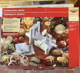 Turning vegetable slicer