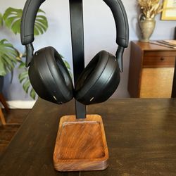 Sony noise Canceling Bluetooth Headphones With Stand. WH-1000xm5
