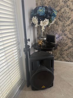 Behringer Eurolive B215A Powered 15-Inch PA Speaker – 400-Watt Active Loudspeaker  Behringer Eurolive B215A powered PA speaker W/ stand