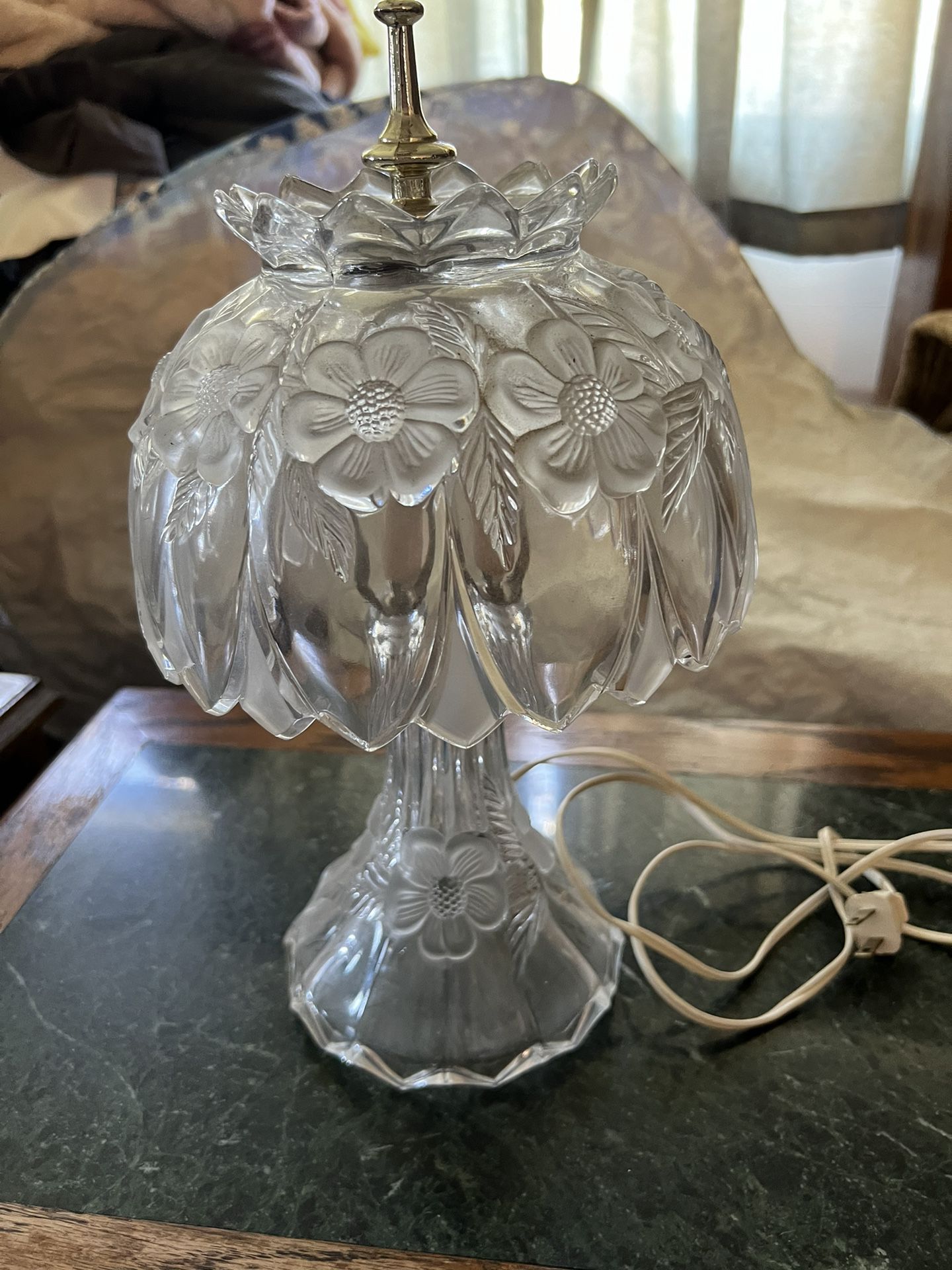 BEAUTIFUL VINTAGE CRYSTAL BOUDOIR TABLE DESK LAMP FROSTED FLORAL DESIGN SHADE