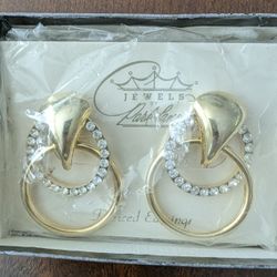 Eye Catching Luxurious Earrings 