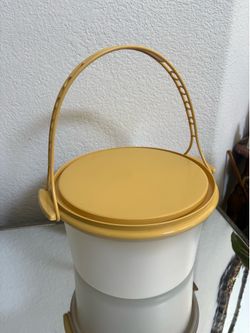 5 Pc. Vintage Tupperware Cake Tote Harvest Gold With Handle and cake stand 14x7