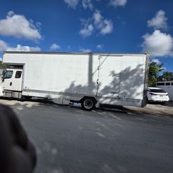 vendo caja de freightliner  de 28x13.6  para mudanzas