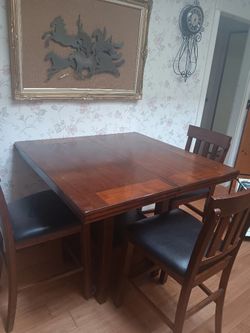 Table 4 Chairs + Hutch