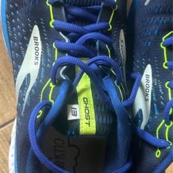 The Brooks Men's Ghost 13 Size 11  is a neutral running shoe that has a plush upper with Air Mesh for a breathable and cool ride. It has added DNA Lof