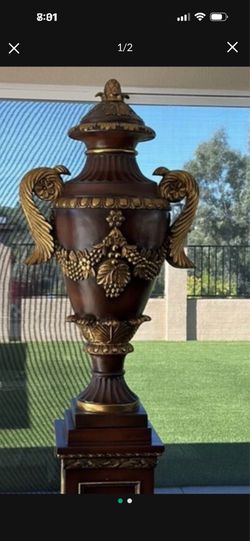 Stunning pair of vases with stands decor