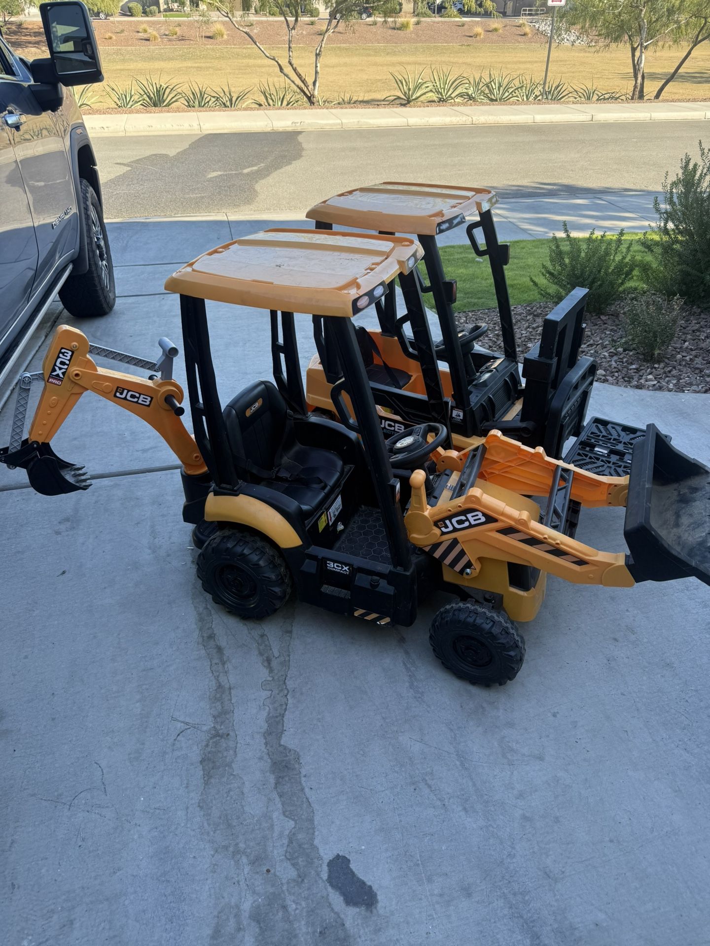 Kid 12v JCB Forklift & Backhoe