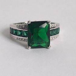 BEAUTIFUL WOMENS GREEN RHINESTONE SILVER TONE RING SIZE 9