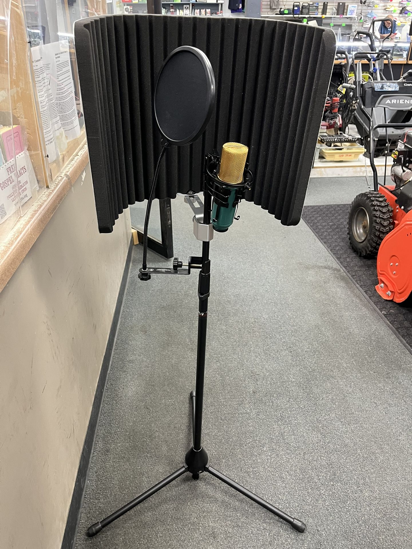 MXL Microphone With Stand (843818-1)