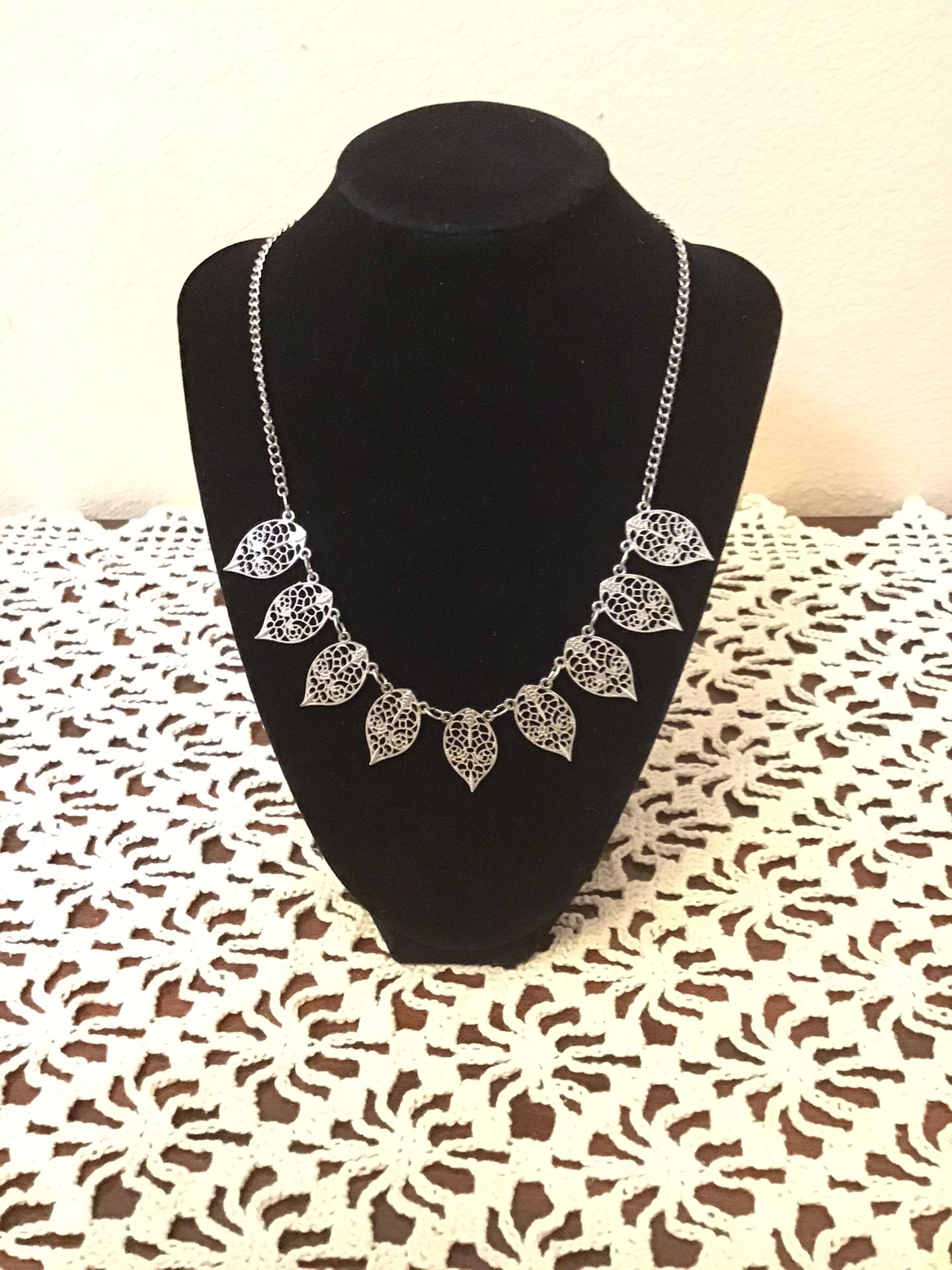 Vintage Beautiful Nine Filigree Leaves Charm silver tone chain necklace. 18” extends to 20”