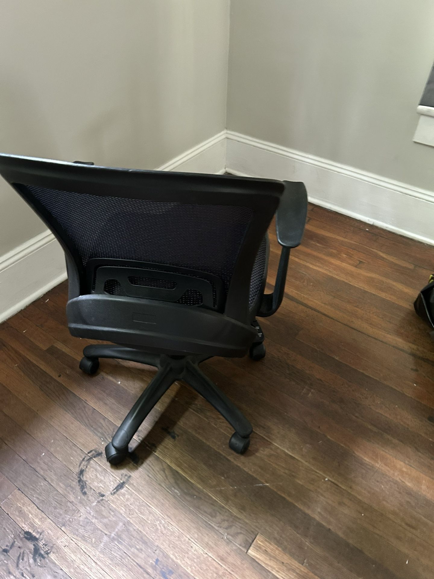 Fabric/Mesh Swivel Task Chair, Black
