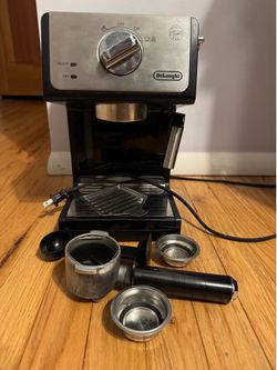De'Longhi Espresso Machine with Accessories – Very Good Working Condition!