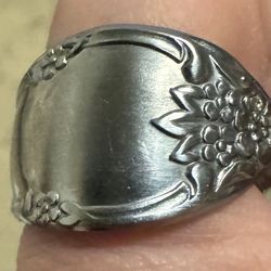 704- Oneida Stainless Steel Floral Design Spoon Fashion Ring Size 8