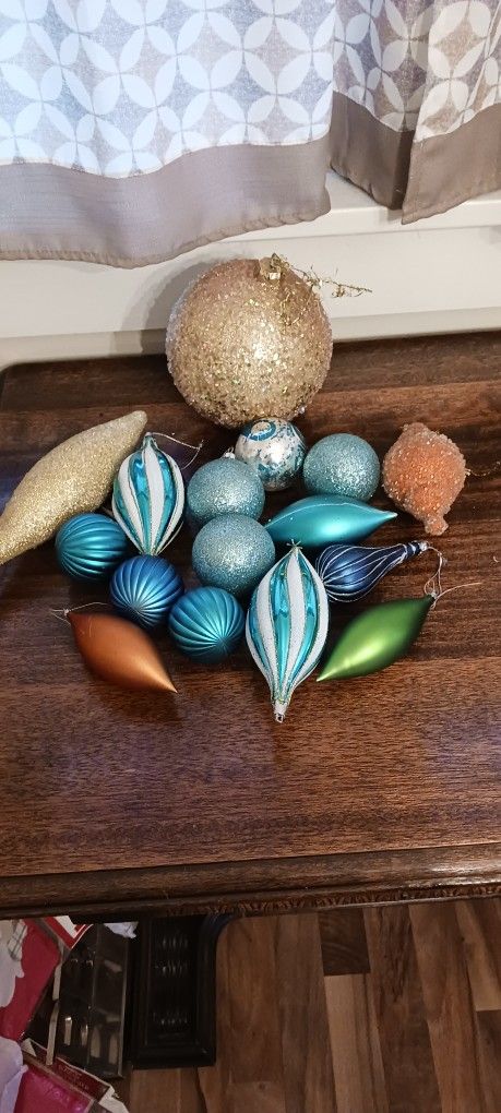Lot Of Vintsge Ornaments 