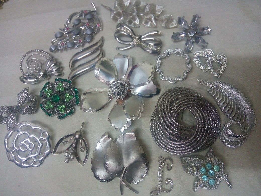 Brooch Lot