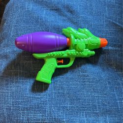 Dolphin heart squirt gun Purple green orange