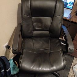 Swiveling, rolling desk chair