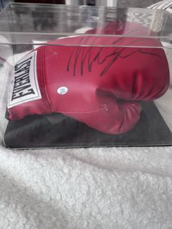 Everlast Mike Tyson Signed Boxing Glove
