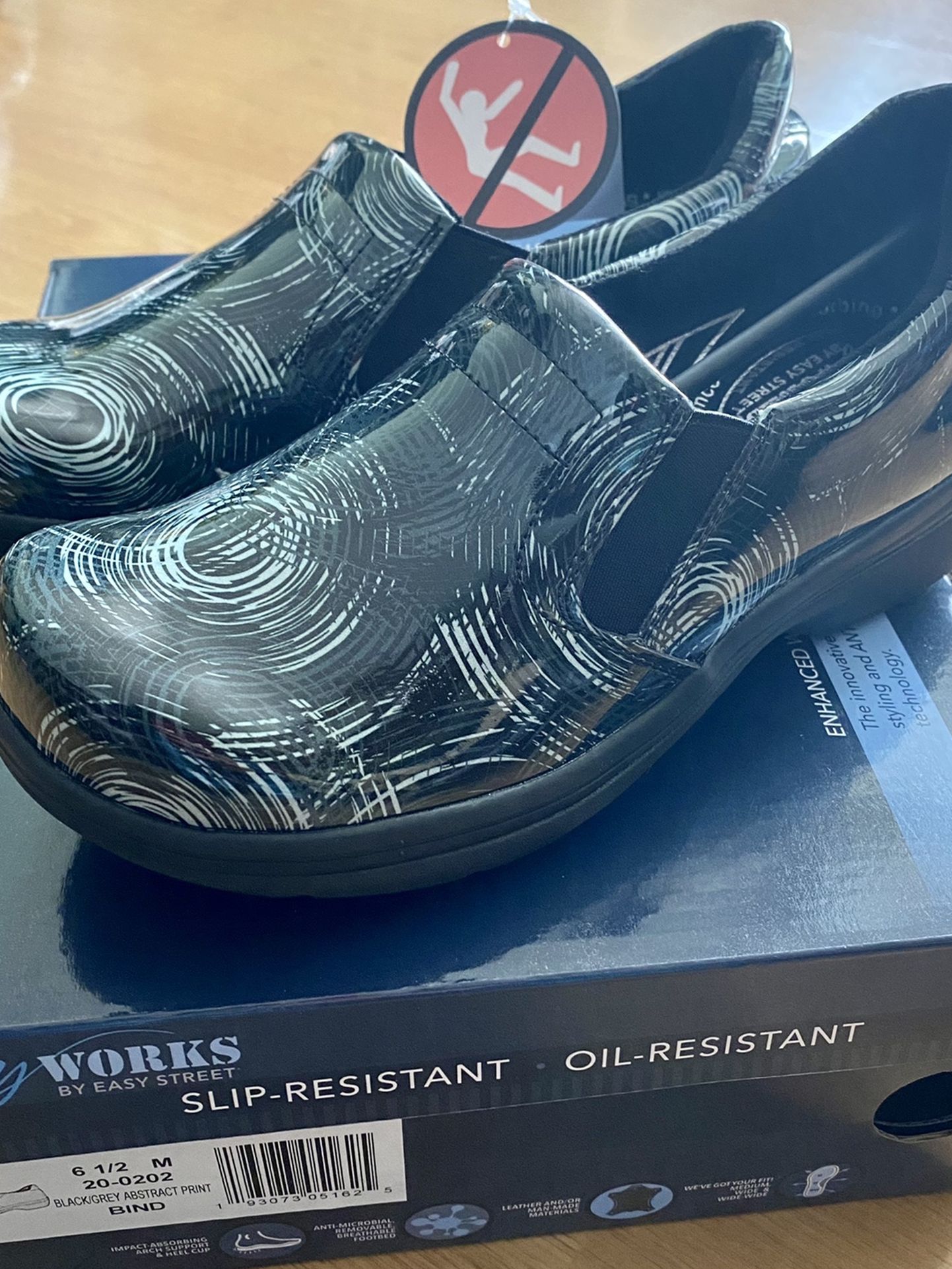 New Women’s Work Shoes Size 6.5 Slip and Oil Resistant