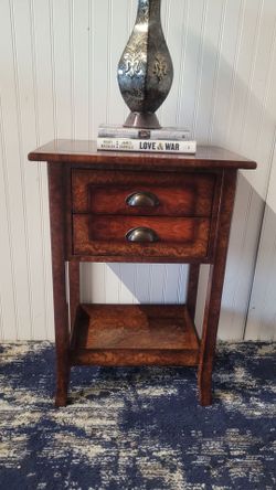 SUPER CUTE SIDE/ END TABLE/ NIGHTSTAND