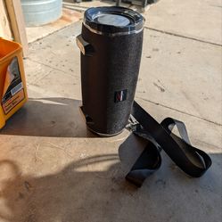 HOOKED BLUETOOTH SPEAKER