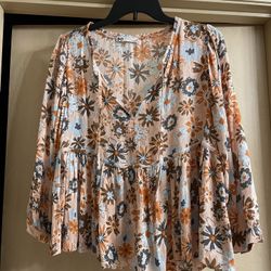 Like new adorable women’s size small floral top. Smoke free home 