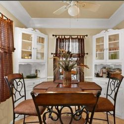 Breakfast room /Dining table