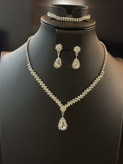 Necklace, Earrings & Bracelet set