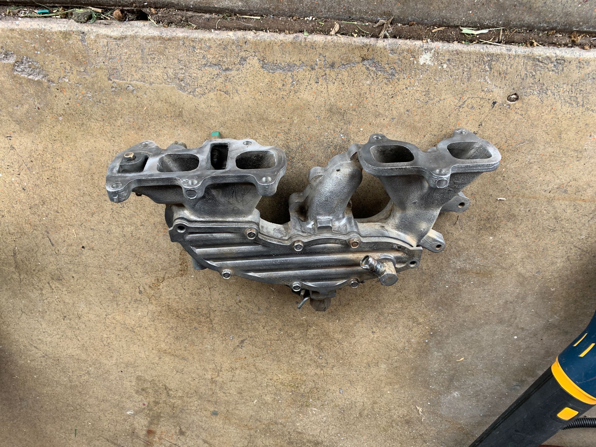 OEM Intake Manifold Toyota 4cyl Pickup 22R for Sale in Chula Vista, CA ...