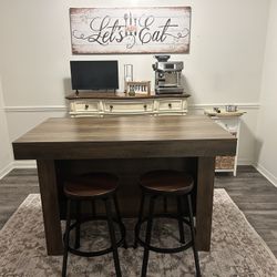 Kitchen Island With Brand New Carpet And Stools