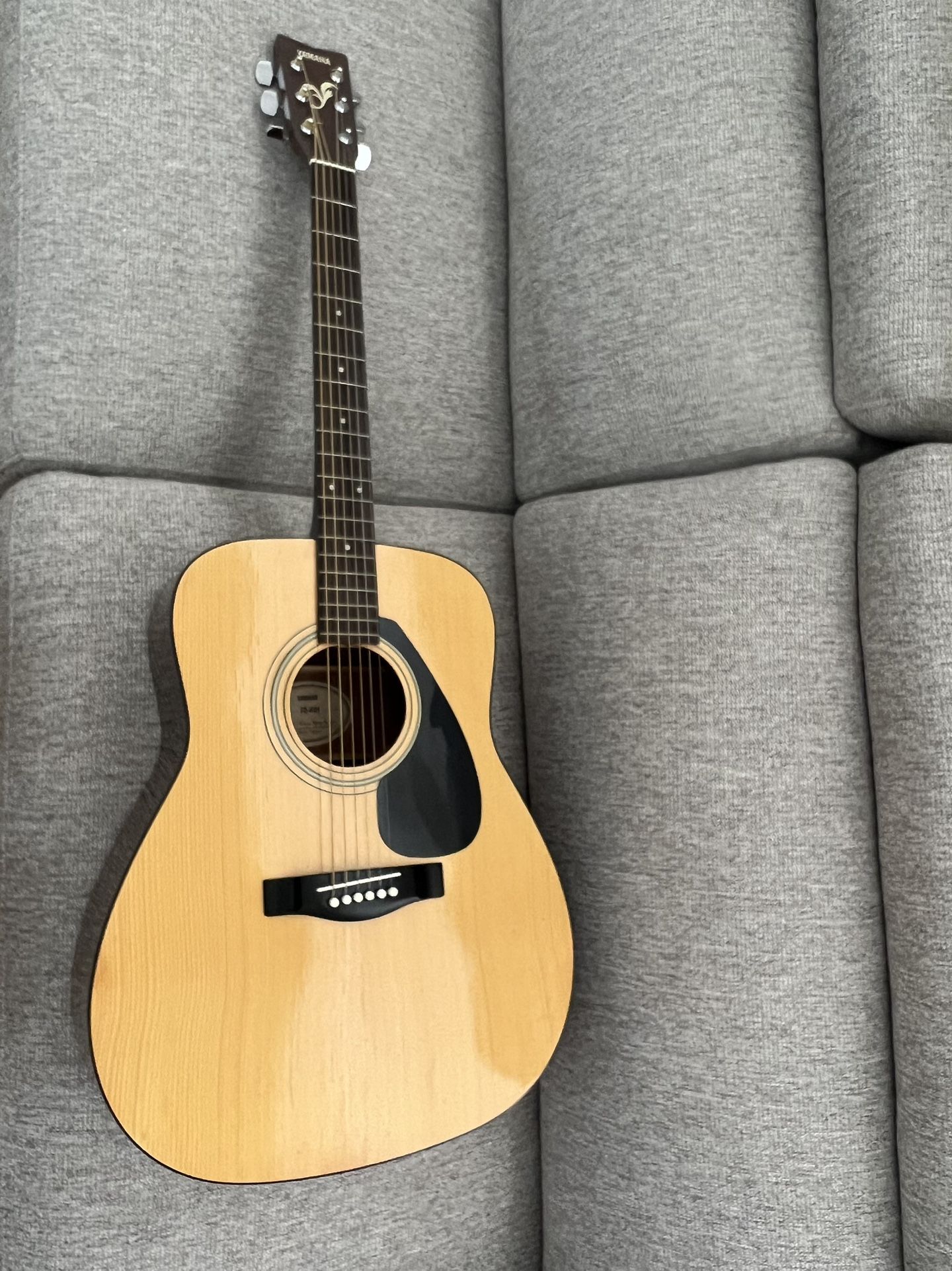 Yamaha FG401 Acoustic Guitar With Carrying Case