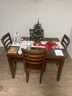 Kitchen/Dining Table