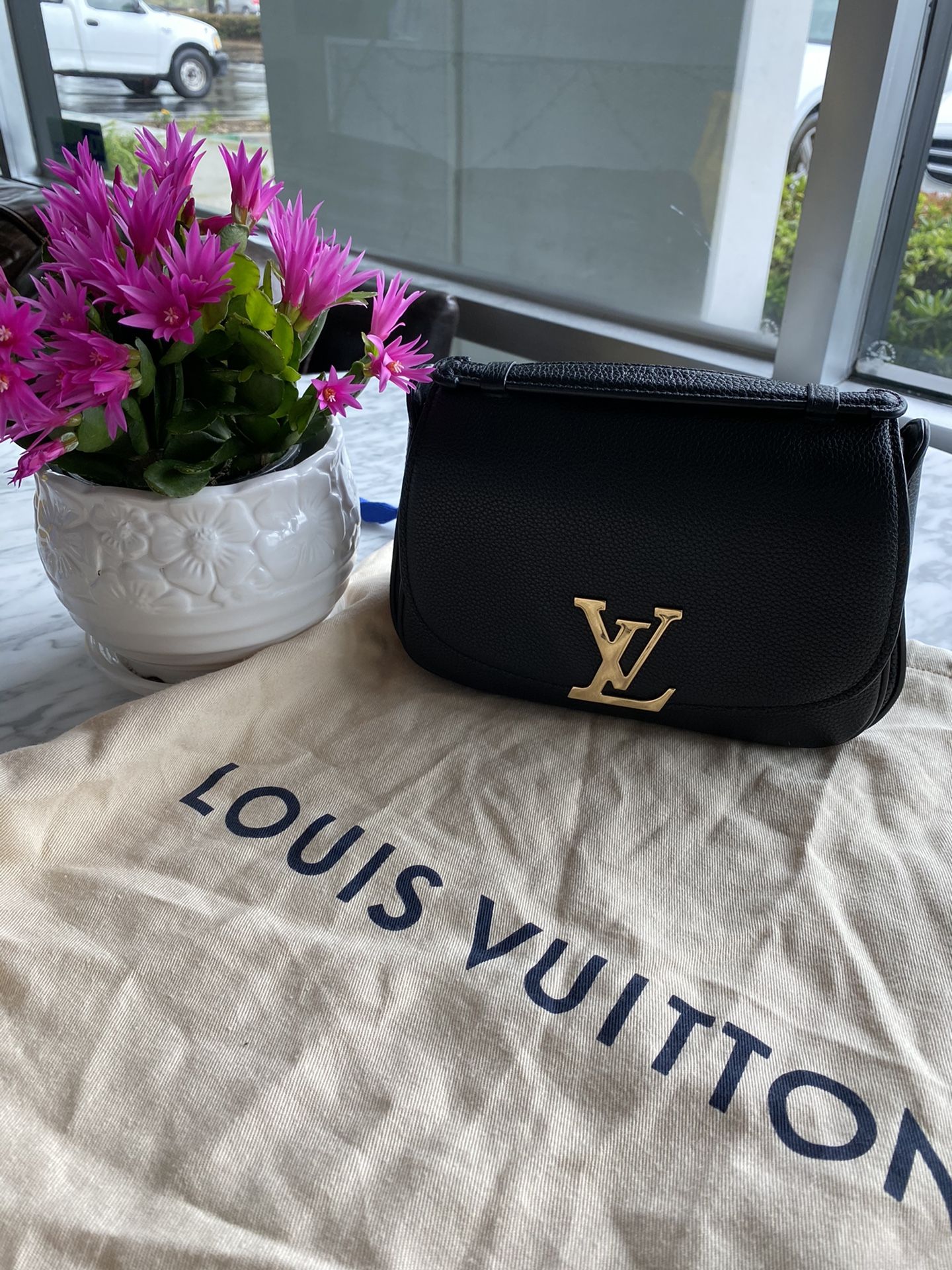 💯 AUTHENTIC 💯 Louis Vuitton Vivienne Black Crossbody Bag