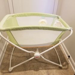 Foldable Fisher Price bassinet 
