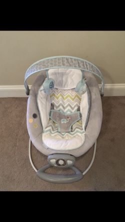 Baby bouncer with music and vibrates