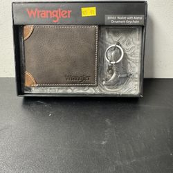 WRANGLER BIFOLD WALLET WITH METAL ORNAMENT KEYCHAIN 