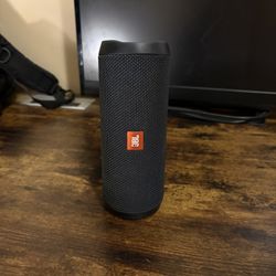 JBL Flip 4 (original charger included)