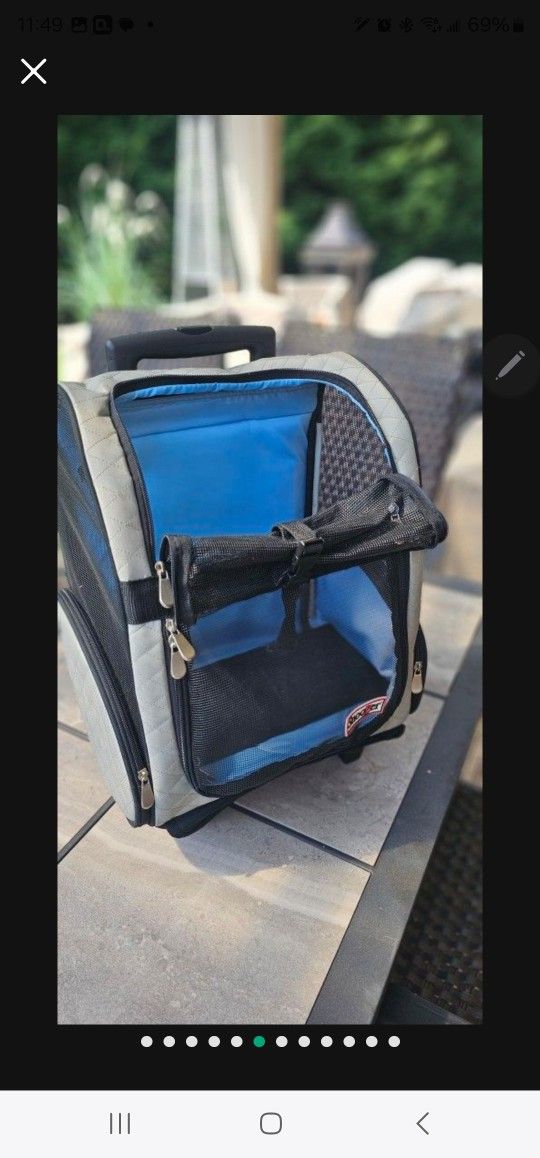 Snoozer Roll Around 4 in 1 Travel Carrier. The item is for Animals. Size Small/Medium