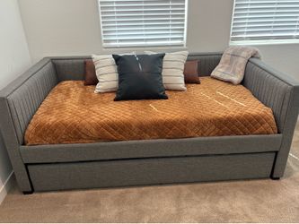 Daybed w/bed underneath