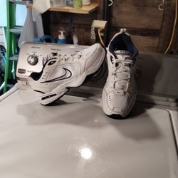 Air https://offerup.com/redirect/?o=TW9uYXJjaC5OaWtl .Size 9.5..casi Nuevo.. Precio $50 Dólares 