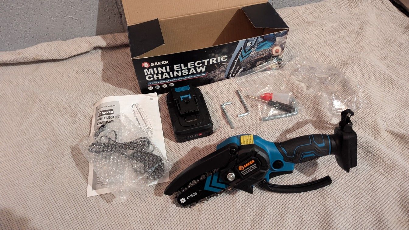 One-handed 4 Inch Mini Chainsaw, with Accessories