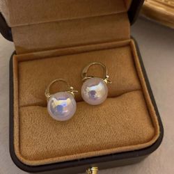 E184- Beautiful White Color Pearl Earrings!