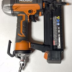 Ridgid R213BNF3 pneumatic brad nailer