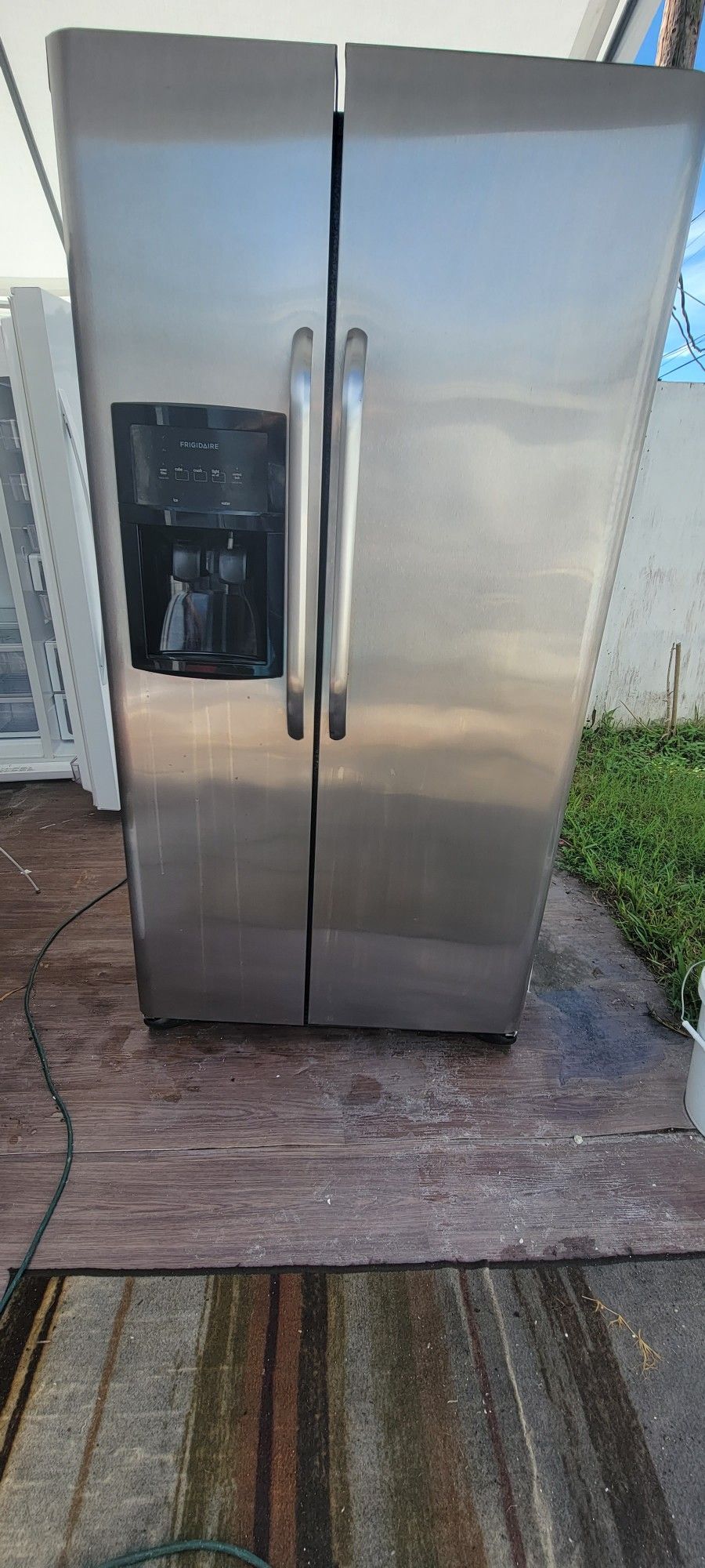 FRIGIDAIRE SIDE-BY-SIDE STAINLESS STEEL 36-INCH FINGERPRINT BARELY USE